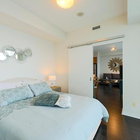 Skyline Elegance Condo Toronto Exterior foto