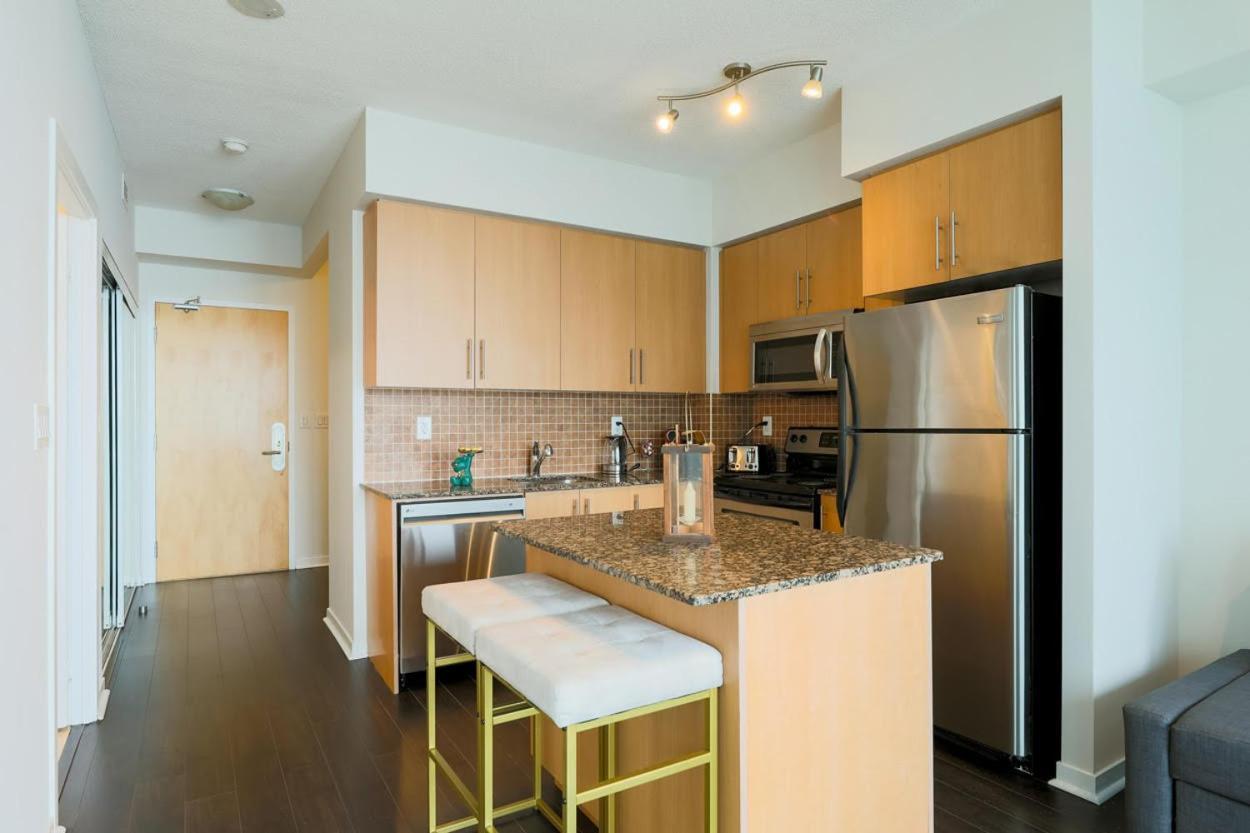 Skyline Elegance Condo Toronto Exterior foto